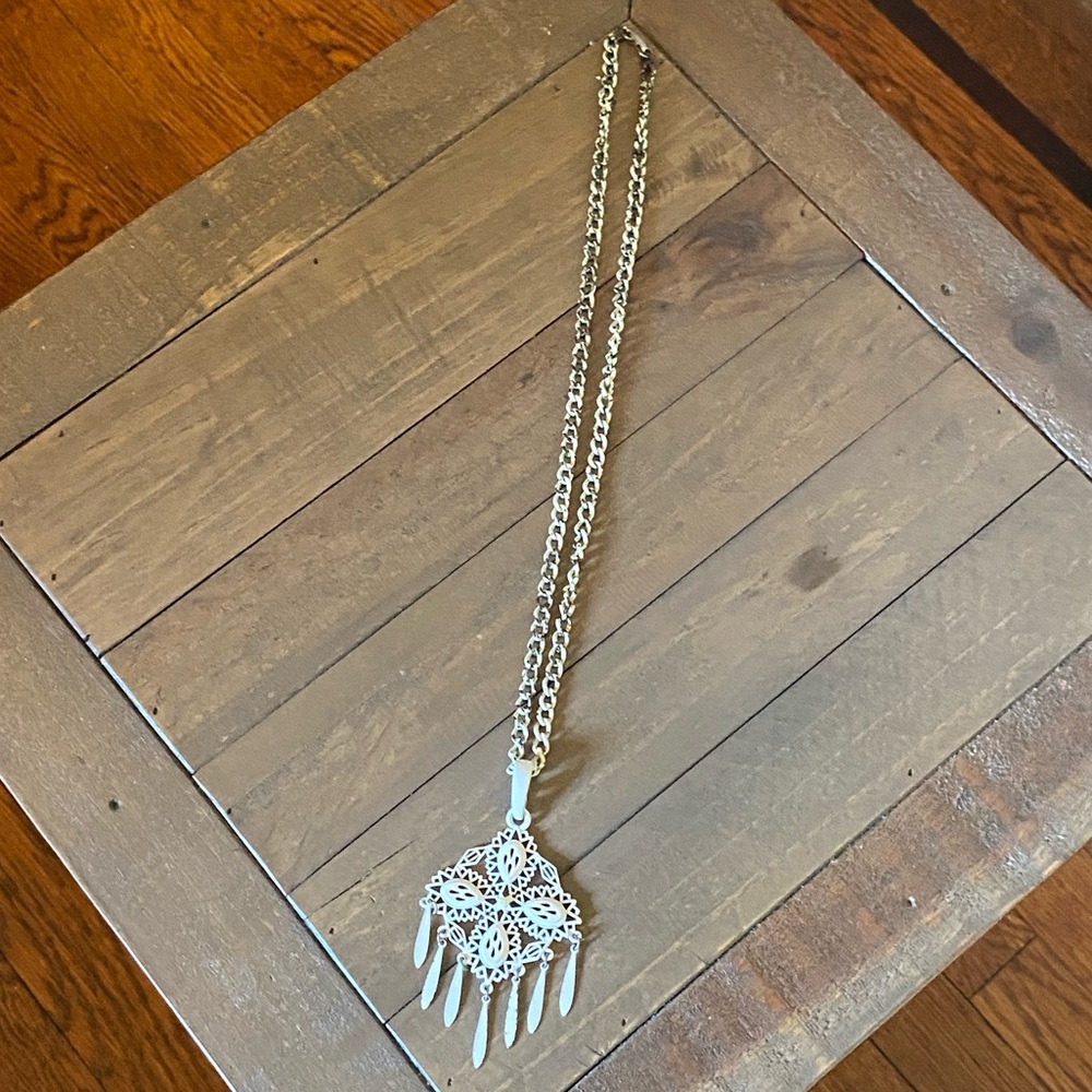 Vintage fringed white medallion pendant necklace - Picture 2 of 8